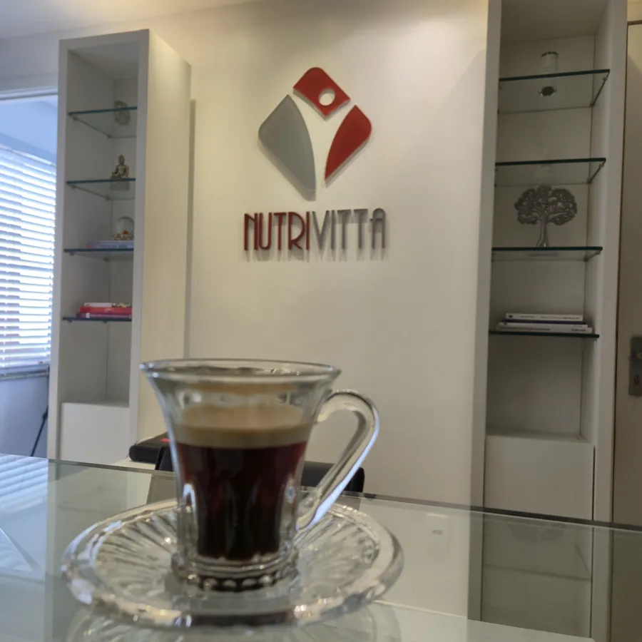 Xícara de café sobre o balcão de vidro da recepção