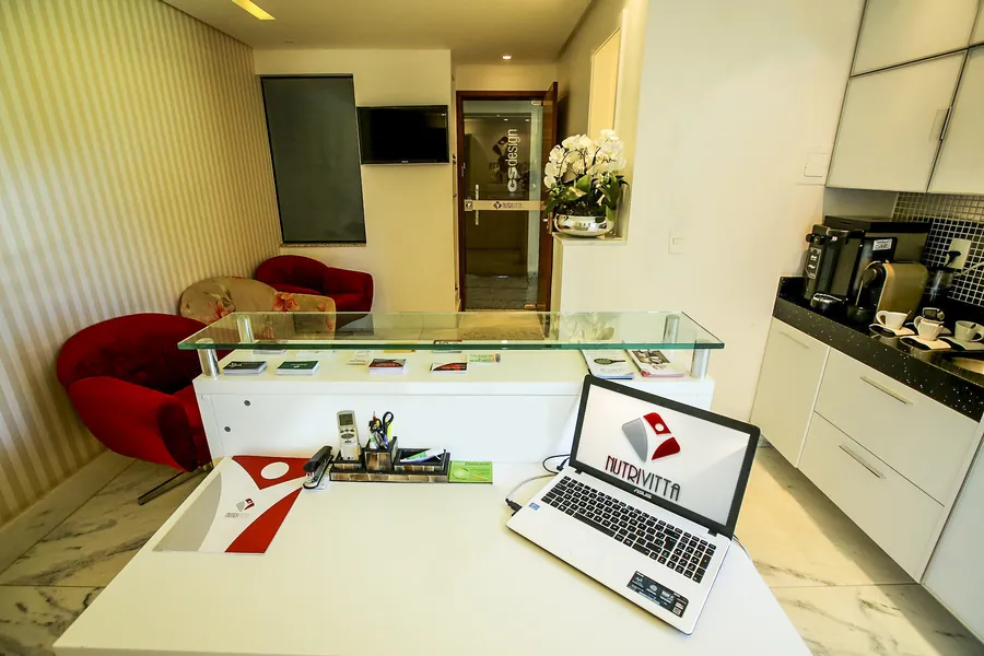 Sala de espera com poltronas e copa ao lado